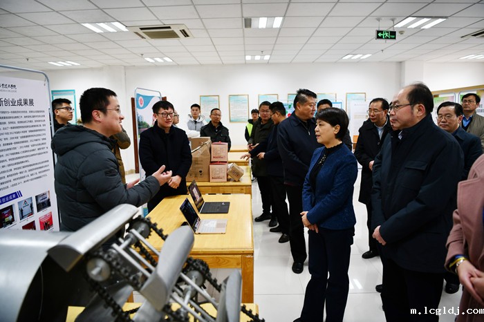 王翠凤视察我校创新创业成果_副本.jpg